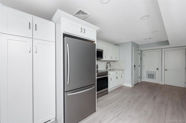 218 Sunrise Highway 2E, Rockville Centre, NY 11570