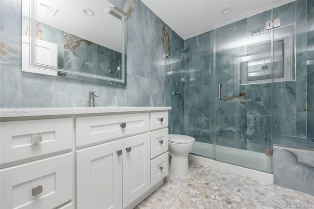 218 Sunrise Highway 2E, Rockville Centre, NY 11570