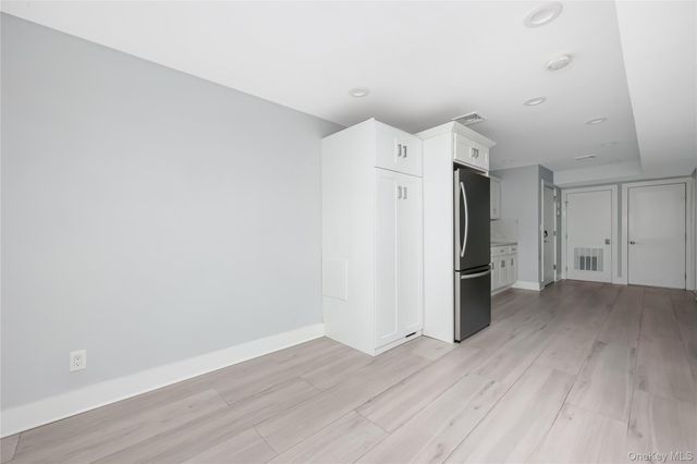 218 Sunrise Highway 2E, Rockville Centre, NY 11570