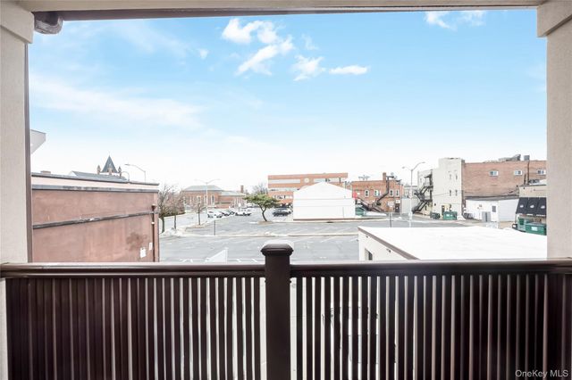 218 Sunrise Highway 2E, Rockville Centre, NY 11570