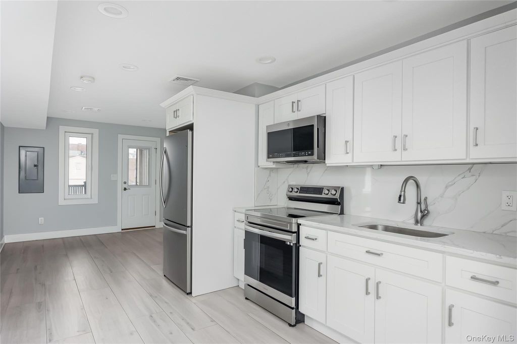 218 Sunrise Highway 2E, Rockville Centre, NY 11570