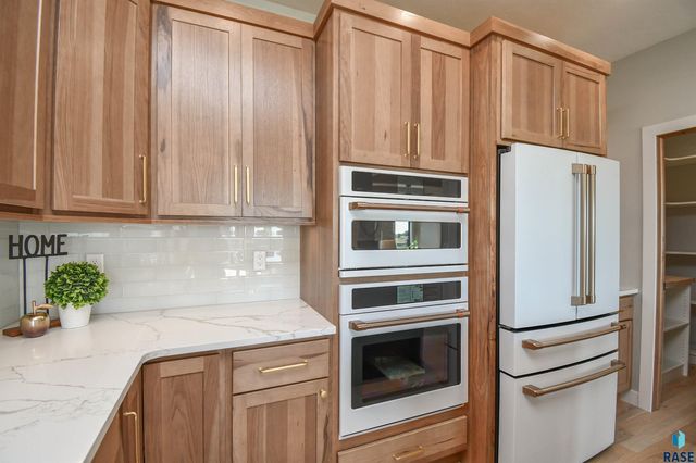 8421 E Roughlock St Street, Sioux Falls, SD 57110