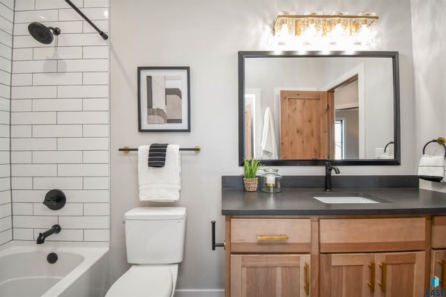 8421 E Roughlock St Street, Sioux Falls, SD 57110
