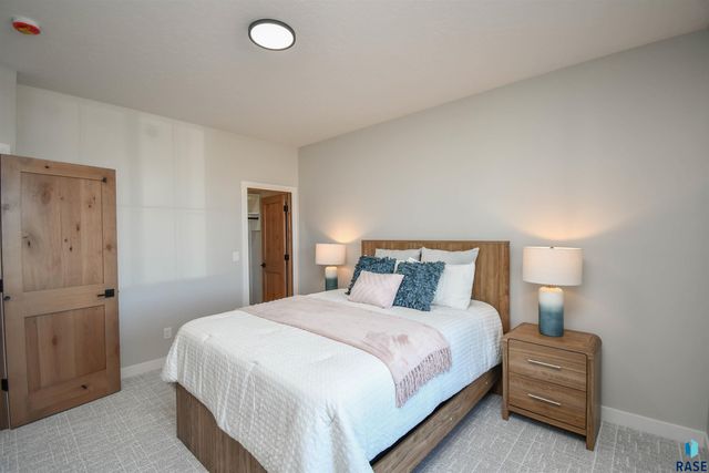 8421 E Roughlock St Street, Sioux Falls, SD 57110