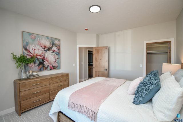 8421 E Roughlock St Street, Sioux Falls, SD 57110