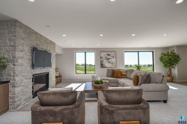 8421 E Roughlock St Street, Sioux Falls, SD 57110
