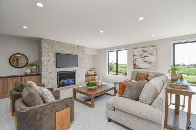 8421 E Roughlock St Street, Sioux Falls, SD 57110