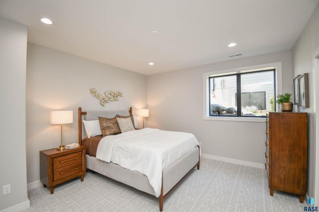8421 E Roughlock St Street, Sioux Falls, SD 57110