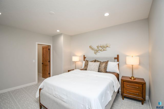 8421 E Roughlock St Street, Sioux Falls, SD 57110
