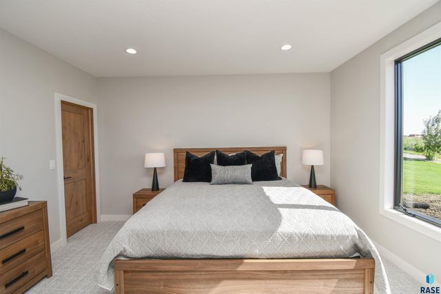 8421 E Roughlock St Street, Sioux Falls, SD 57110