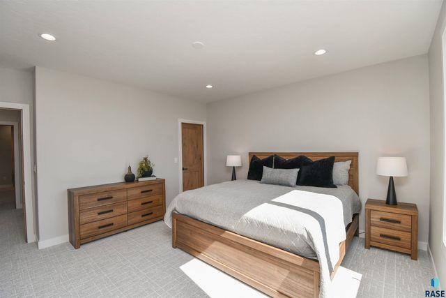 8421 E Roughlock St Street, Sioux Falls, SD 57110