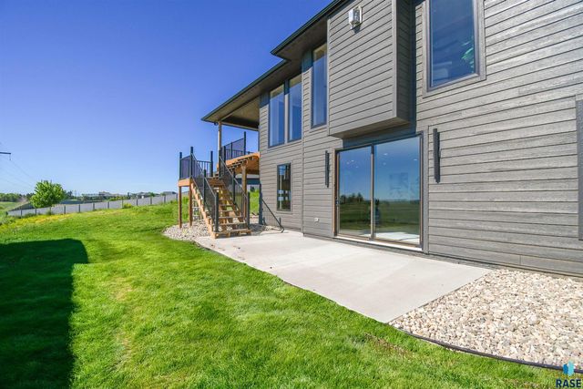 8421 E Roughlock St Street, Sioux Falls, SD 57110