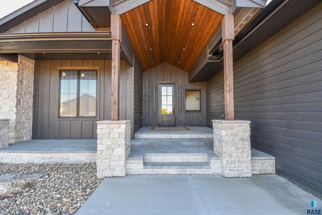 8421 E Roughlock St Street, Sioux Falls, SD 57110