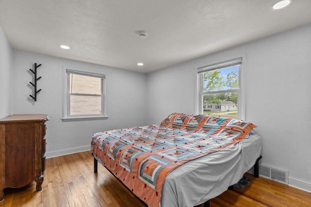 1906 S MEMORIAL DRIVE, Appleton, WI 54915