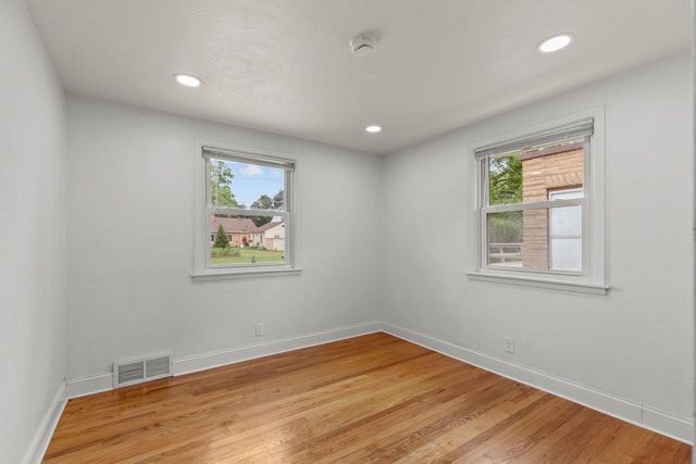 1906 S MEMORIAL DRIVE, Appleton, WI 54915