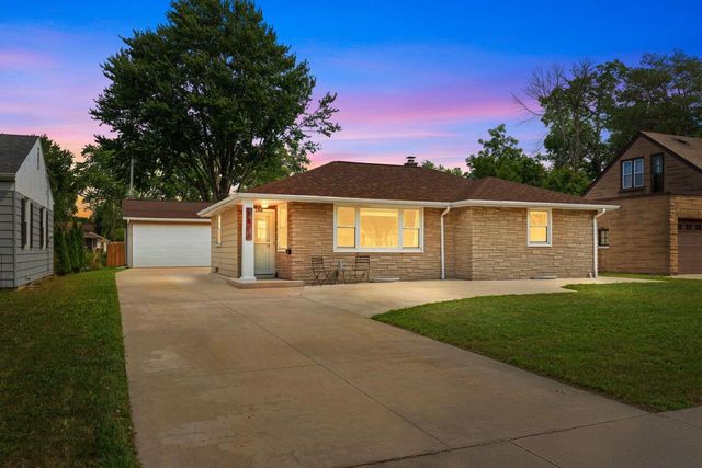 1906 S MEMORIAL DRIVE, Appleton, WI 54915