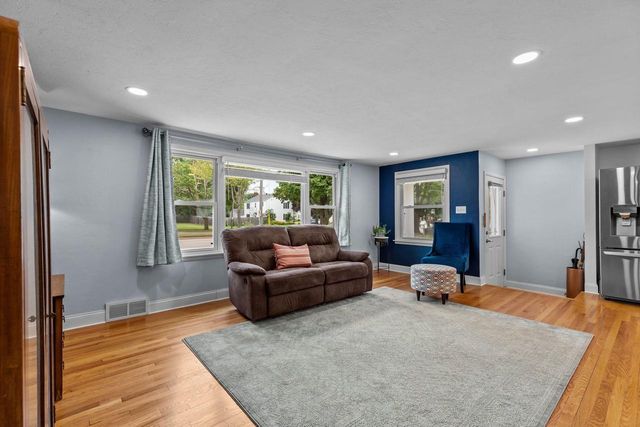 1906 S MEMORIAL DRIVE, Appleton, WI 54915