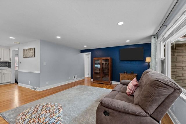 1906 S MEMORIAL DRIVE, Appleton, WI 54915