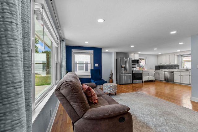 1906 S MEMORIAL DRIVE, Appleton, WI 54915
