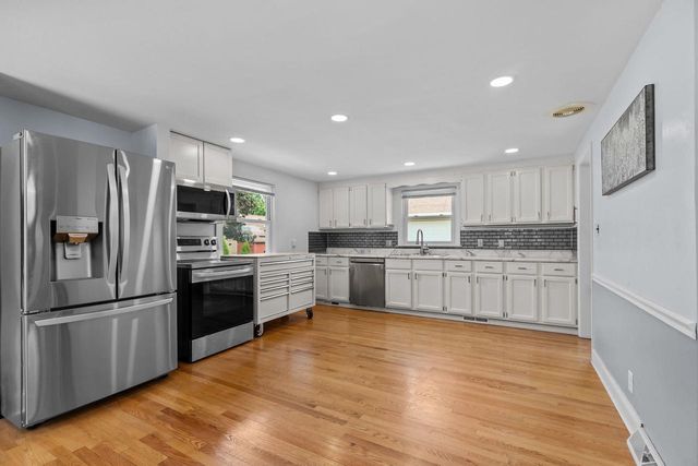 1906 S MEMORIAL DRIVE, Appleton, WI 54915