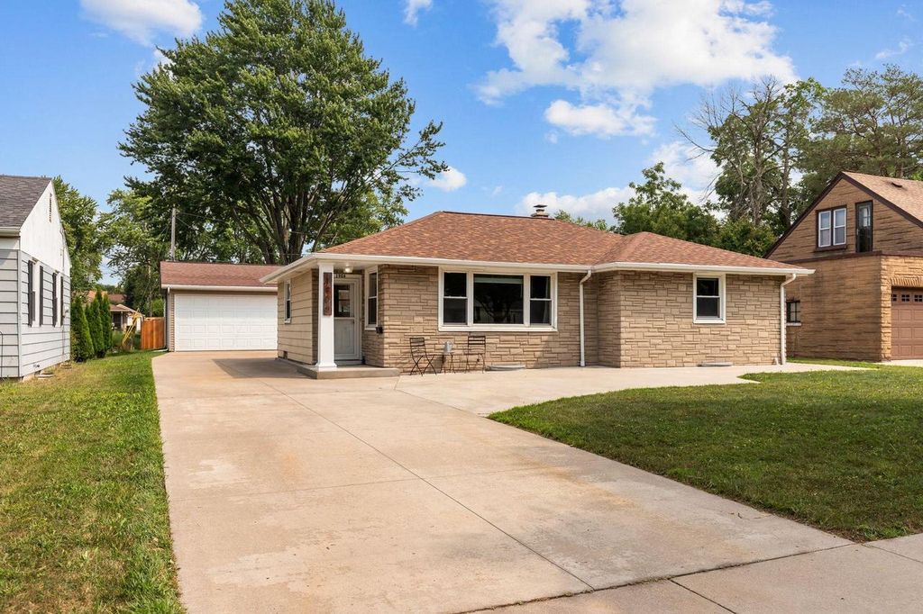 1906 S MEMORIAL DRIVE, Appleton, WI 54915