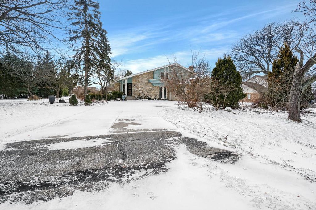 1523 W Liebau ROAD, Mequon, WI 53092