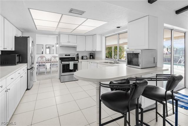 818 Monticello CT, Cape Coral, FL 33904