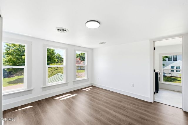 1220 Massachusetts Avenue, Bristol, VA 24201