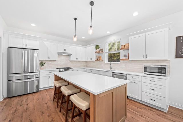 706 Arbor Ridge DRIVE, Delavan, WI 53115
