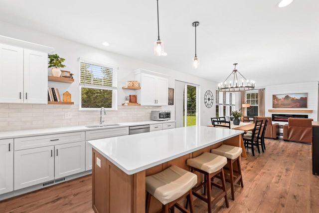 706 Arbor Ridge DRIVE, Delavan, WI 53115