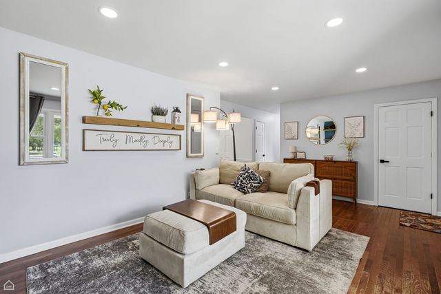 1978 N Fork Circle, Elgin, IL 60123