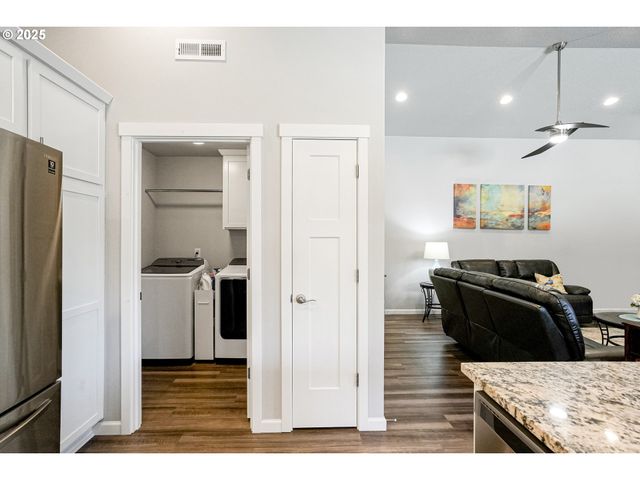 2054 Se Academy St, Dallas, OR 97338