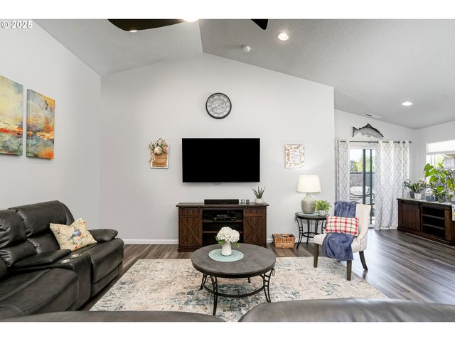 2054 Se Academy St, Dallas, OR 97338