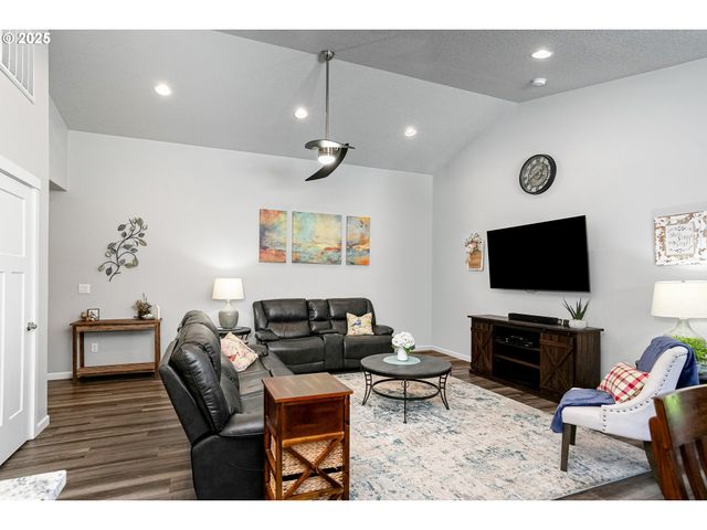 2054 Se Academy St, Dallas, OR 97338