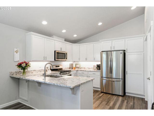 2054 Se Academy St, Dallas, OR 97338