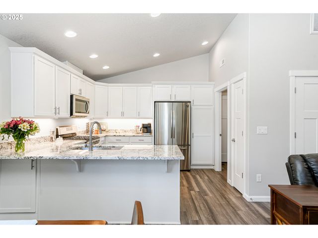 2054 Se Academy St, Dallas, OR 97338