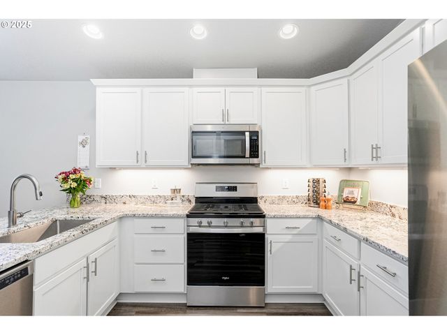 2054 Se Academy St, Dallas, OR 97338