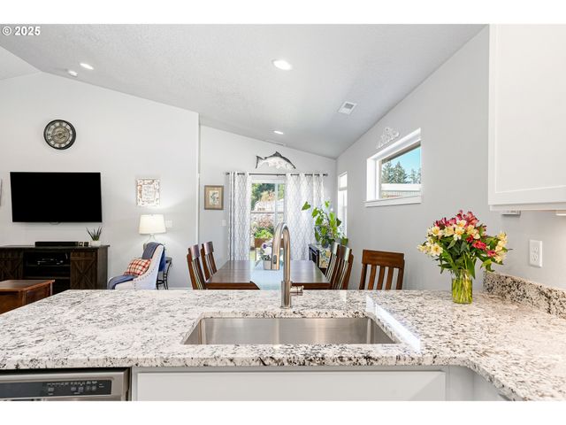 2054 Se Academy St, Dallas, OR 97338