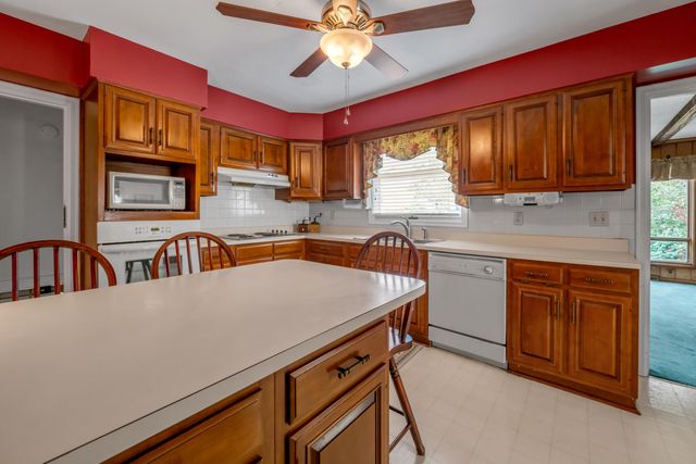 1011 Castleton Way, Lexington, KY 40517