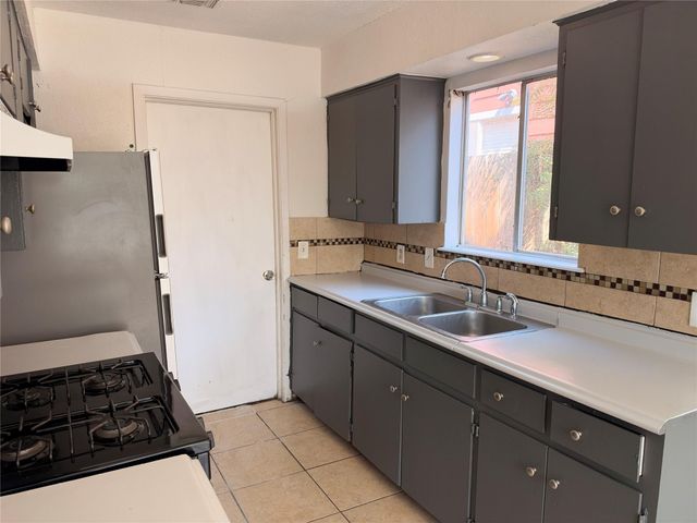5213 Village PATH, Austin, TX 78744