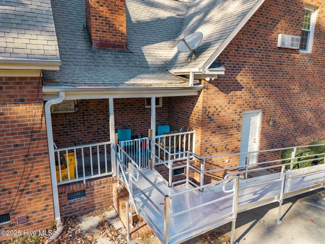 2111 Hunt Hill Place, Kinston, NC 28504