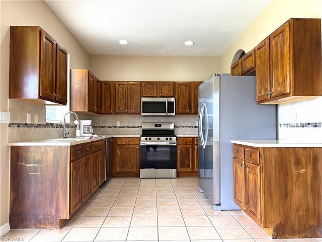 117 Shadow Lakes DR, Lehigh Acres, FL 33974