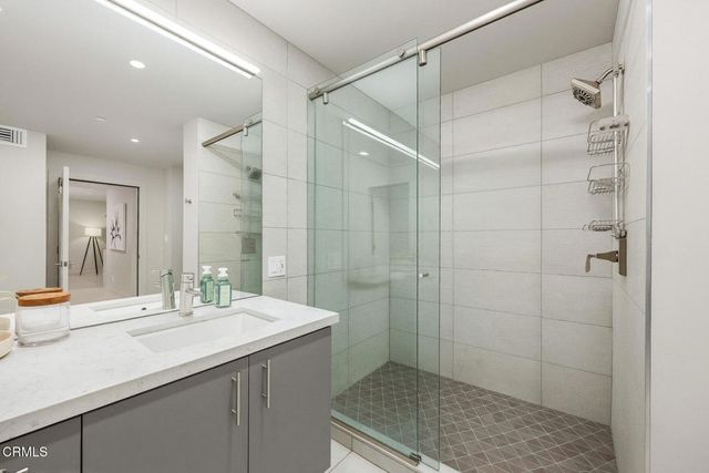 343 Pioneer Drive 101, Glendale, CA 91203