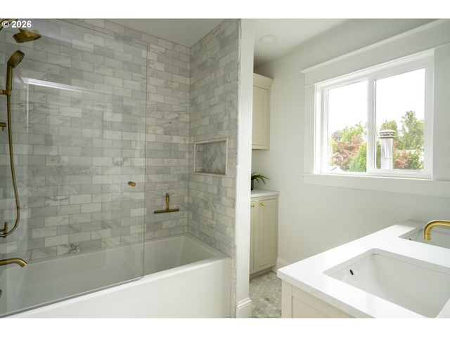 2012 Ne 26TH Ave, Portland, OR 97212
