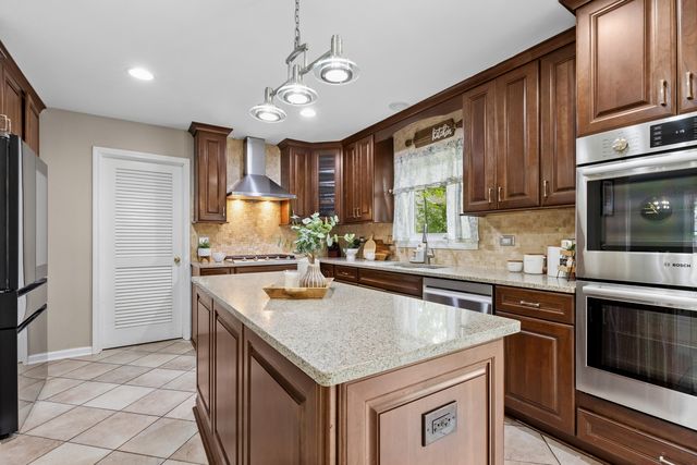 914 Hartford Drive, Gurnee, IL 60031