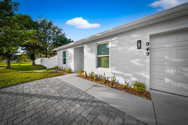949 SW Fisherman Avenue, Port St Lucie, FL 34953