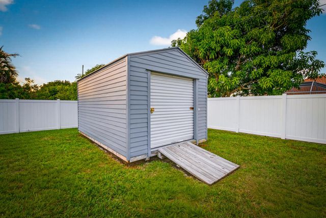 949 SW Fisherman Avenue, Port St Lucie, FL 34953