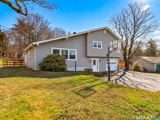 11 Green Briar Road, Norwich, CT 06360