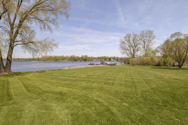 966 Bay View CIRCLE, Mukwonago, WI 53149