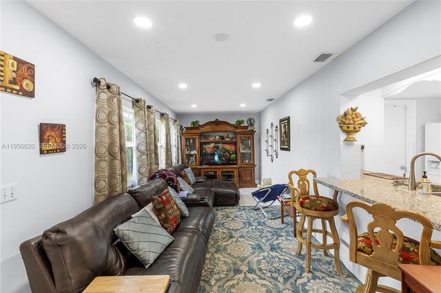 7185 E Tropical Way, Plantation, FL 33317